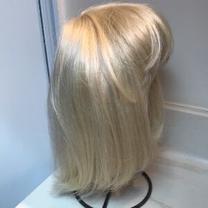 Y2K Platinum blond bob wig. Synthetic material. Great Condition- no stains.